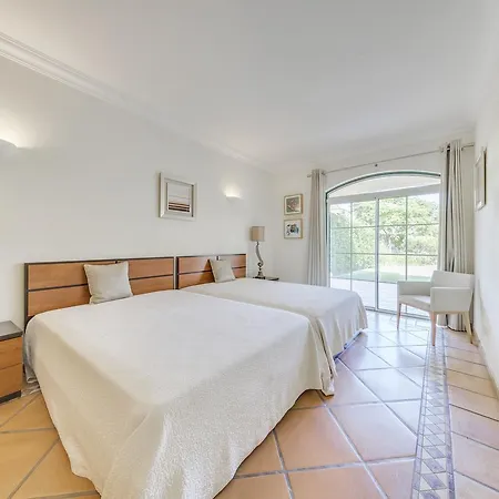 Townhouses In Vale Dos Pinheiros * 金塔湖